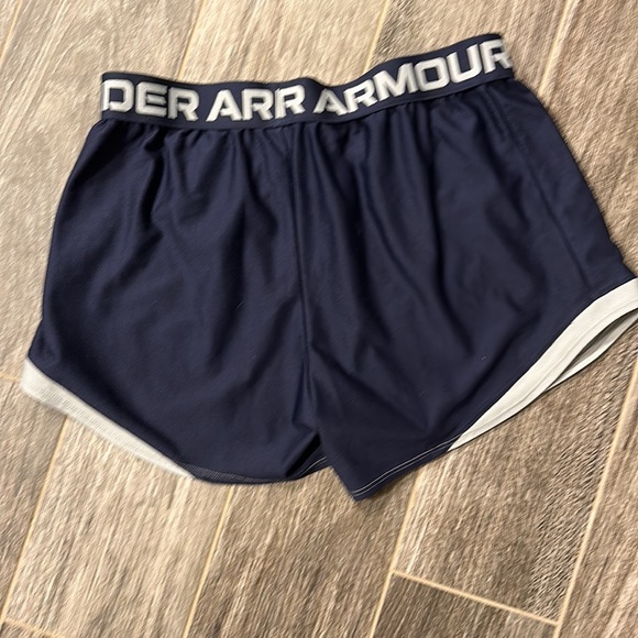 Women’s Under Armour shorts, size medium - Picture 3 of 3